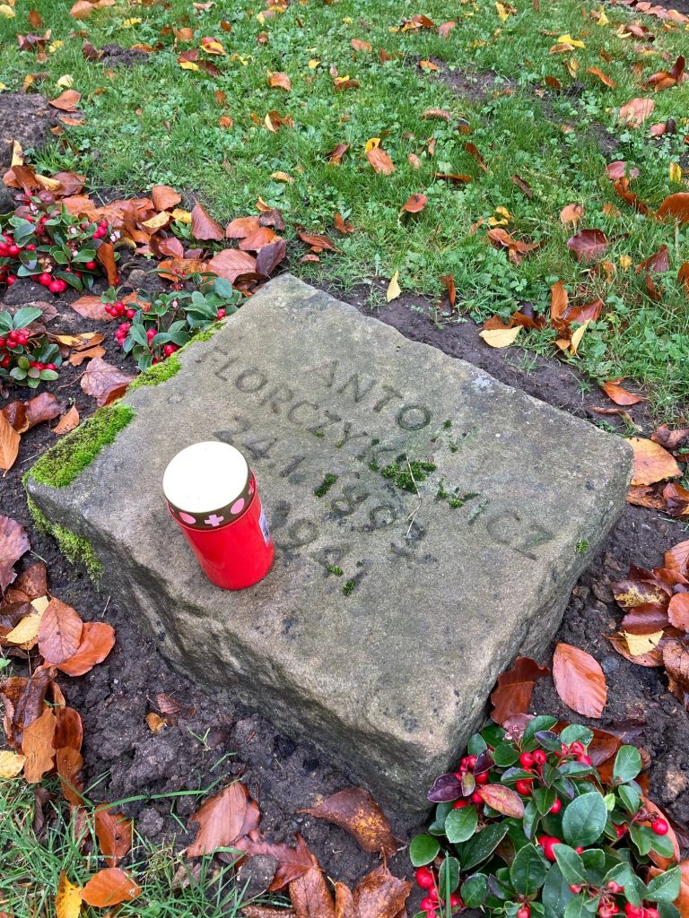 „Zapal znicz na polskiej mogile”