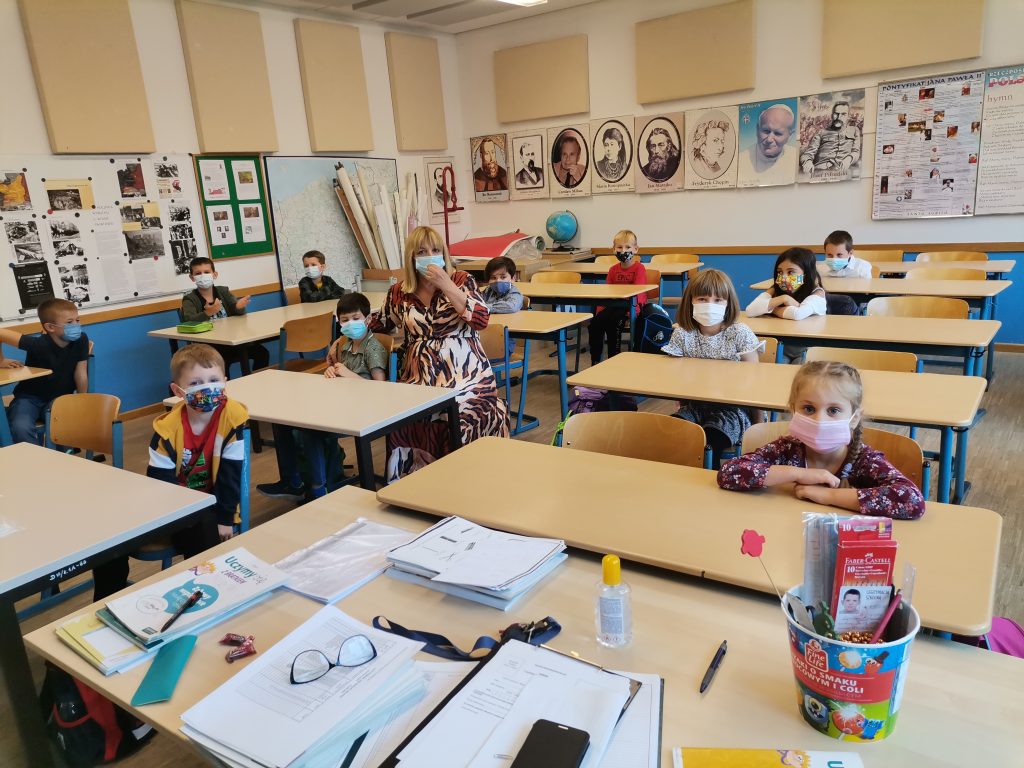 Pierwsza wizyta uczniów klasy I w bibliotece szkolnej