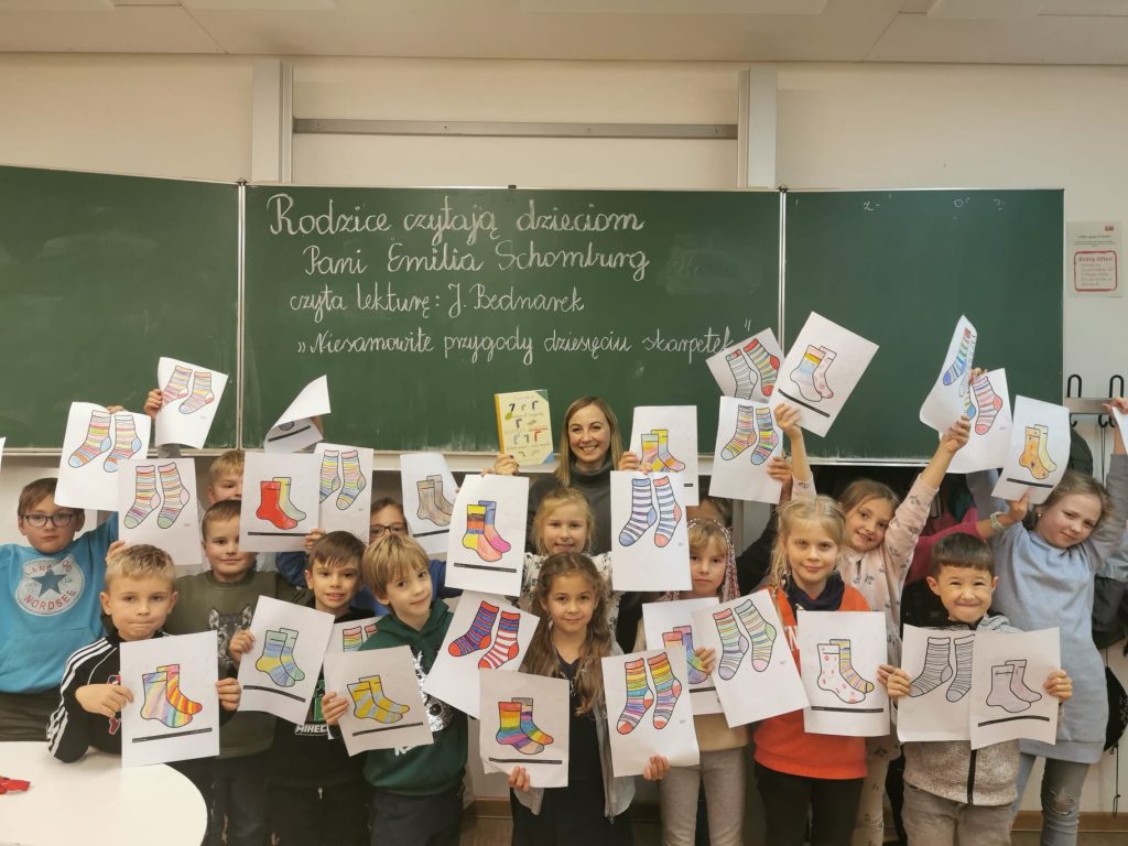 Rodzice czytają dzieciom