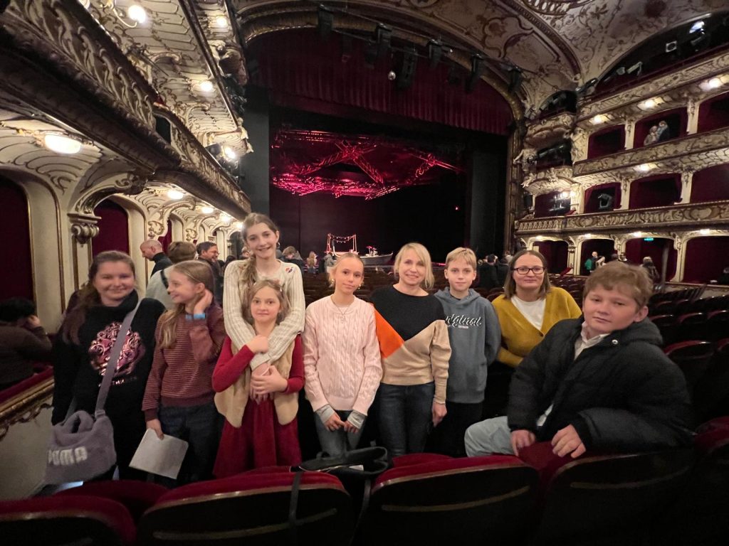 Wyjście do teatru na spektakl „Król złodziei”