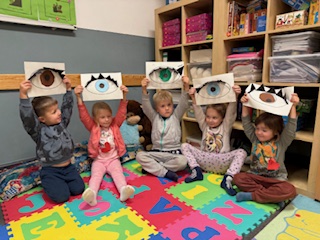 Dzieci z oddziału dziecięcego poznają części ciała